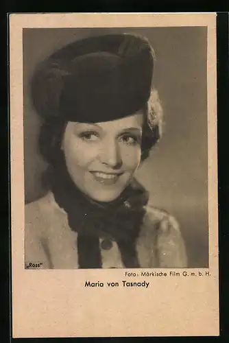 AK Schauspielerin Maria von Tasnady, im Mantel mit pelziger Mütze gesehen