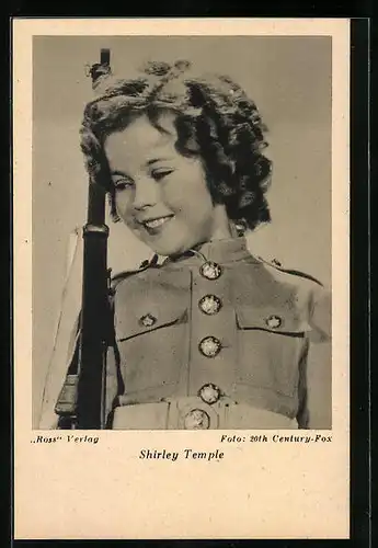 AK Schauspielerin Shirley Temple, in Uniform mit einem Gewehr