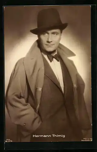 AK Schauspieler Hermann Thimig, stehend im Mantel mit Hut