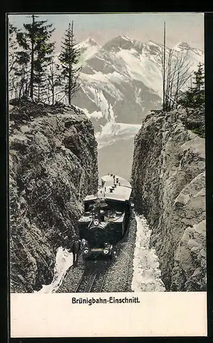 AK Brünigbahn, Einschnitt im Felsen mit Alpenpanorama