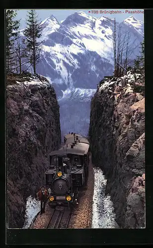 AK Brünigbahn, Passhöhe, Bergbahn in der Felsschlucht