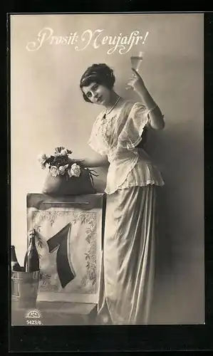 Foto-AK R & K / L: Frau im weissen Kleid grüsst zum Neujahr, Champagner in der Hand