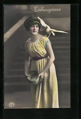 Foto-AK R & K / L: Liebesgrüsse, Frau mit Taube auf der Schulter