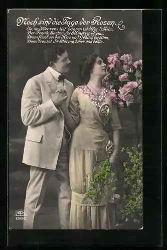 Foto-AK R & K / L: Hoch sind die Tage der Rosen., Mann hält die Hand der Frau, sie riecht an den Rosen