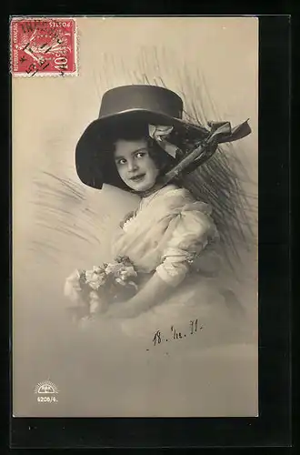 Foto-AK R & K / L: Mädchen mit Blumen in der Hand und einem grossen Hut portraitiert