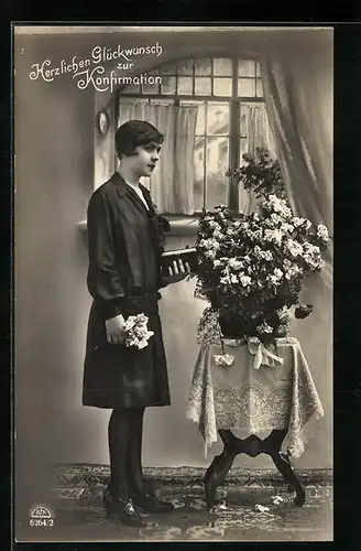 Foto-AK R & K / L: Frau an einem Blumengesteck mit Grüssen zur Konfirmation