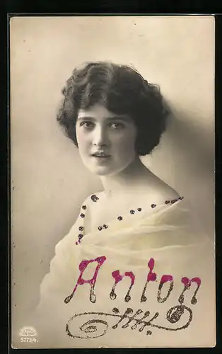 Foto-AK R & K / L: Frau gedenkt ihrem Liebsten Anton