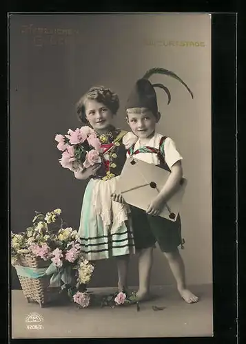 Foto-AK R & K / L: Junge und Mädchen in Trachten mit einem Korb voller Blumen