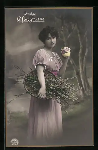 Foto-AK R & K / L: Junge Frau mit Weidenkätzchenzweigen und einem Osterei
