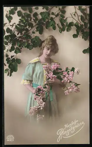 Foto-AK R & K / L: Frau im blauen Kleid mit Rosen grüsst zu Pfingsten