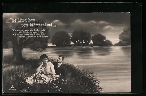 Foto-AK Photochemie Berlin Nr. 4253-5: Die Liebe kam vom Märchenland, Liebespaar an einem Seeufer im Gras sitzend