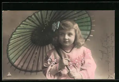 Foto-AK Photochemie Berlin Nr. 974-1: hübsches Mädchen mit Schirm im Kleid