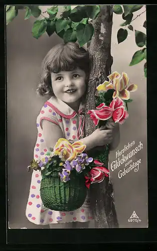 Foto-AK Photochemie Berlin Nr. 6975 /4: lächelndes Mädchen umarmt mit ihren Blumen einen Baum, Geburtstagsglückwunsch