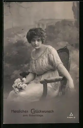 Foto-AK Photochemie Berlin Nr. 4484-6: junge Frau mit Rosen vor einer Waldkulisse sitzend