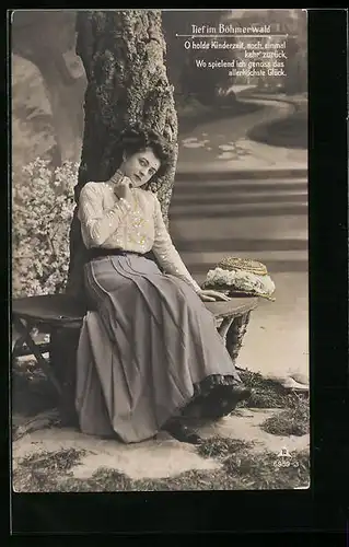 Foto-AK Photochemie Berlin Nr. 6959-3: Tief im Böhmerwald, junge Frau wartet auf einer Baumbank