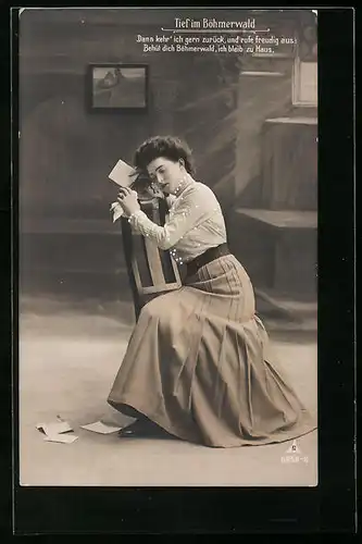Foto-AK Photochemie Berlin Nr. 6959-6: Tief im Böhmerwald, junge Frau sehnsuchtsvoll auf einem Stuhl sitzend