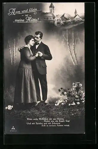 Foto-AK Photochemie Berlin Nr. 4154-2: Arm und klein ist meine Hütte!, Liebespaar vor einer Ortskulisse stehend