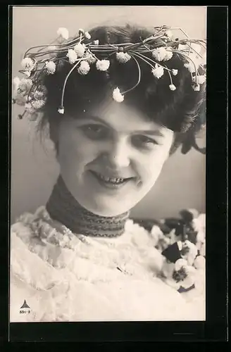 Foto-AK Photochemie Berlin Nr. 851-2: bildschöne junge Frau lächelnd mit Blumenhaarkranz