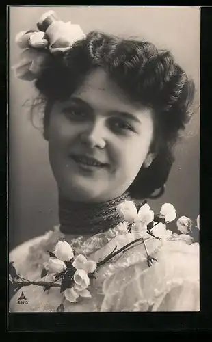 Foto-AK Photochemie Berlin Nr. 851-3: junge Frau mit Blume im Haar