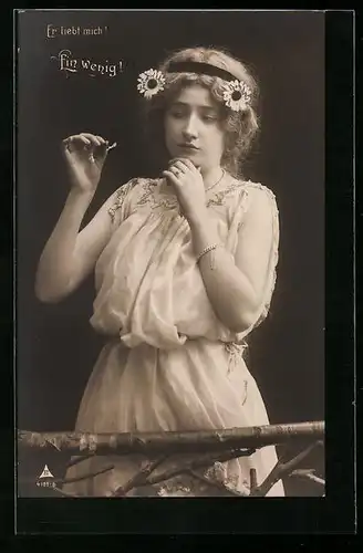 Foto-AK Photochemie Berlin Nr. 4101-6: Er liebt mich! Ein wenig!, Fräulein blickt traurig auf ihre Blume