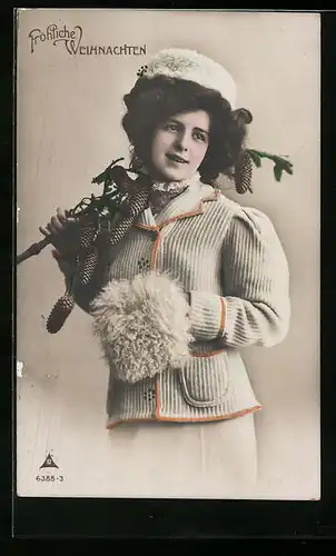 Foto-AK Photochemie Berlin Nr. 6388-3: Fräulein mit Pelzmütze und Muff einen Tannenzweig tragend