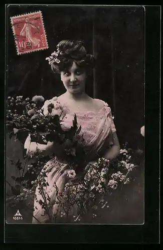 Foto-AK Photochemie Berlin Nr. 4587-5: charmante junge Frau mit schönem Blumenstrauss
