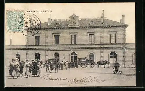 AK Chateaudun, La Gare, Kutsche vor dem Bahnhof