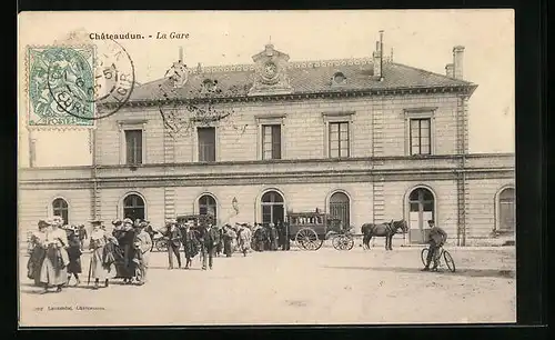 AK Chateaudun, La Gare, Kutschen und Passanten vor dem Bahnhof