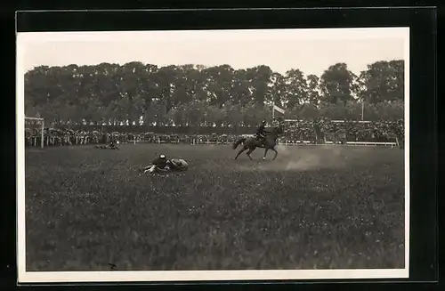 AK Dordrecht, Reitsport, Jockeys mit Pferden auf dem Rasen liegend