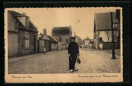 AK Katwijk aan Zee, Dorpsamroeper in de Noorderstraat, Ausrufer