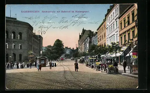 AK Saarbrücken, Reichsstrasse mit Bahnhof im Hintergrund