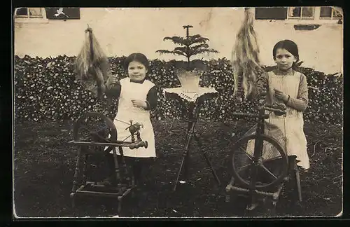 Foto-AK Zwei Mädchen am Spinnrad im Garten