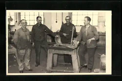 AK Fabrikarbeiter stehen mit Metall an einem Tisch