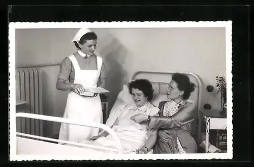 AK Krankenschwester mach Visite am Krankenbett