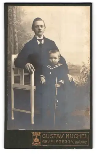 Fotografie Gustav Huchel, Gevelsberg a. d. Brücke, junger Vater mit Sohn beim Fotograf