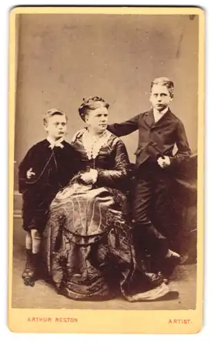 Fotografie Arthur Reston, Stretford, 6 Dorset Street, Mutter mit ihren Söhnen in feinen Kleidern
