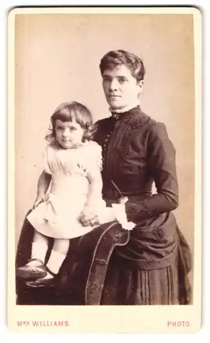 Fotografie Mrs. Williams, Wolverhampton, Darlington Street, Mutter mit Tochter auf dem Schoss