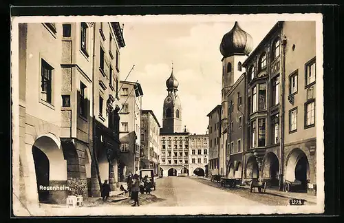 AK Rosenheim, Strassenpartie mit Blick zum Kirchturm