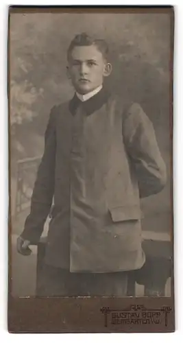 Fotografie Gustav Bopp, Weingarten i /W., Junger Mann in modischer Kleidung