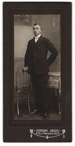 Fotografie Hermann Jansen, Kiel, Flämische Str. 10, Junger Herr im Anzug mit Krawatte