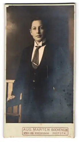 Fotografie Aug. Marten, Bockenem, Poststr., Junger Herr im Anzug mit Krawatte