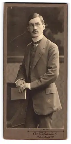 Fotografie E. Wolleschak, Naumburg a /S., Windmühlenstr. 30, Junger Herr im Anzug mit Krawatte