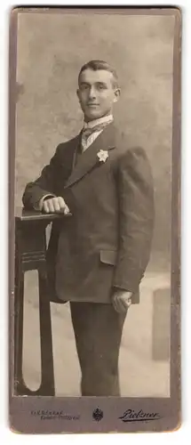 Fotografie C. Pietzner, Wien, Junger Herr im Anzug mit Krawatte