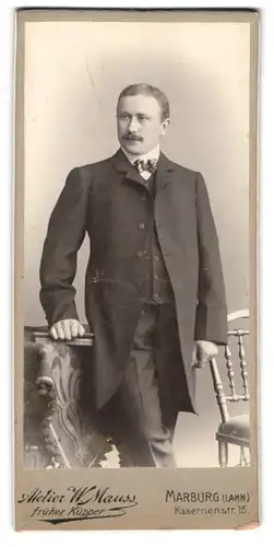 Fotografie W. Mauss, Marburg /Lahn, Kasernenstr. 15, Elegant gekleideter Herr mit Oberlippenbart