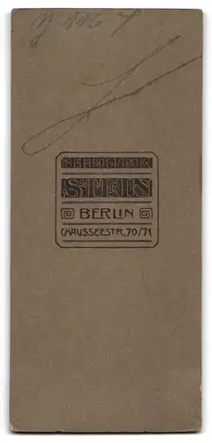 Fotografie Atelier Stein, Berlin, Chausseestr. 70-71, Junge Dame in hübscher Kleidung mit Buch