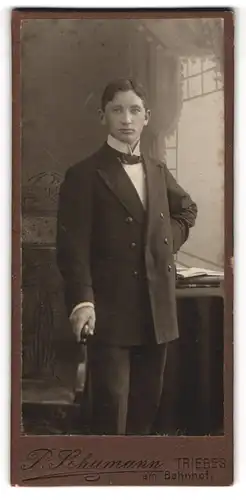 Fotografie P. Schumann, Triebes, Junger Herr im Anzug mit Fliege