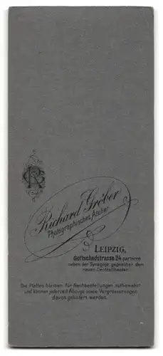 Fotografie Richard Gröber, Leipzig, Junger Herr im Anzug mit Fliege