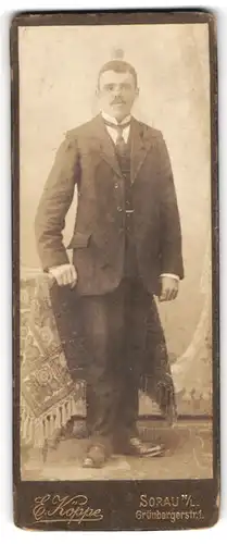 Fotografie E. Köppe, Sorau /N.-L., Grünbergerstr. 1, Modisch gekleideter Herr mit Oberlippenbart