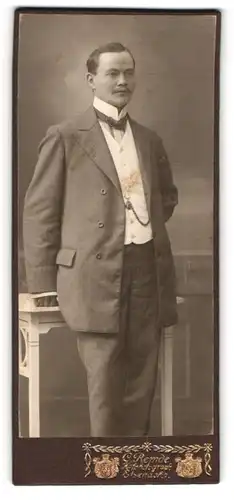 Fotografie C. Remde, Eisenach, Junger Herr im Anzug mit Fliege
