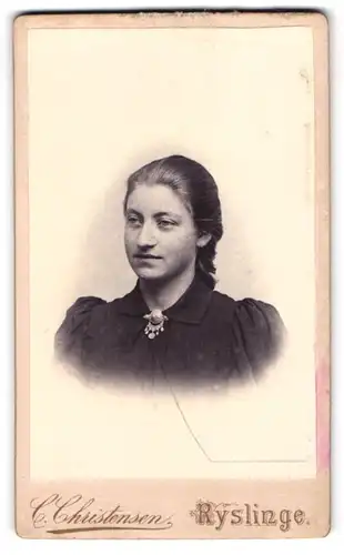 Fotografie C. Christensen, Ryslinge, Junge Dame mit Kragenbrosche